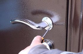 Замена дверной ручки металлической двери в Кольцово